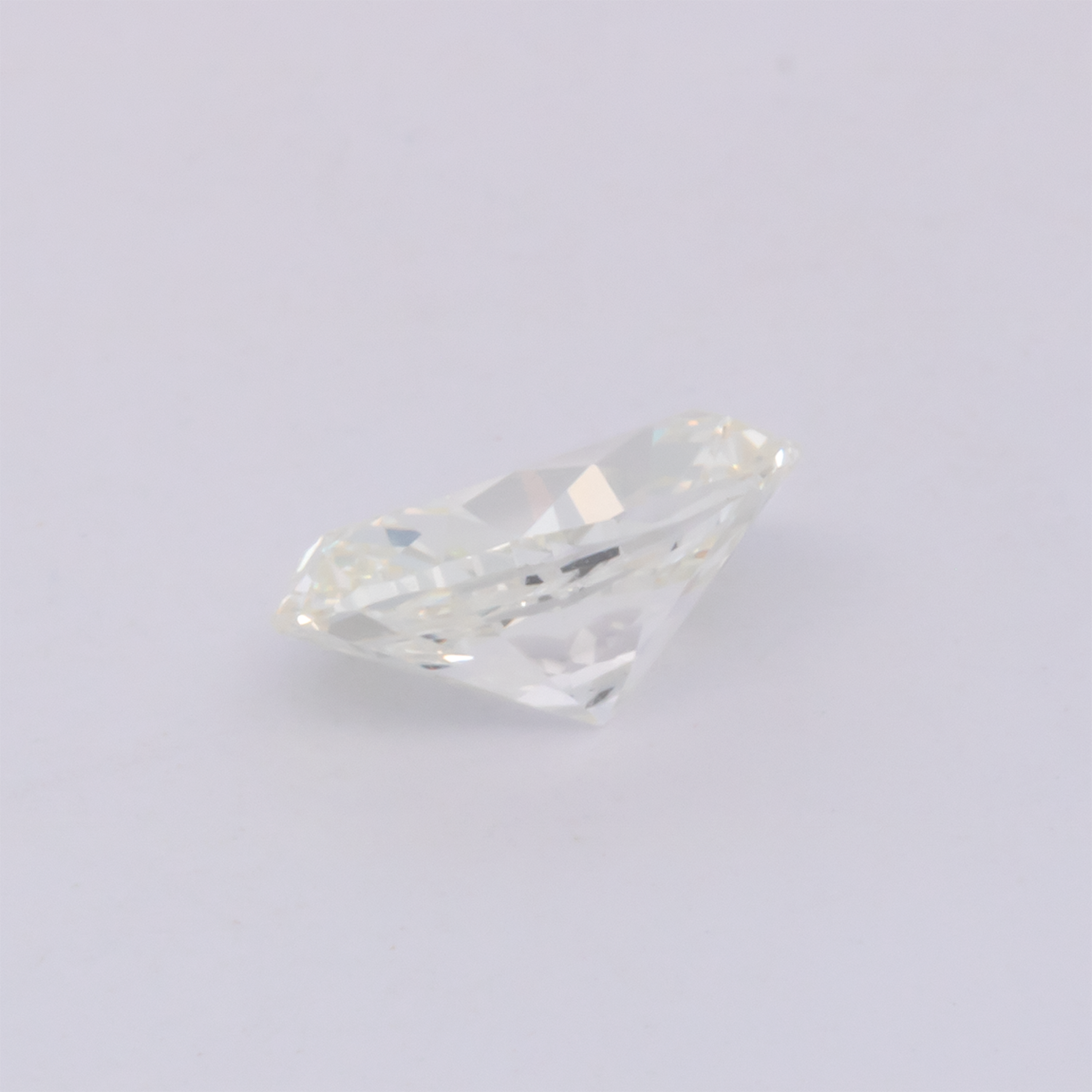 Diamant - getöntes weiß, oval, 7.02x4.78 mm, 0.77 cts, Nr. DT1010