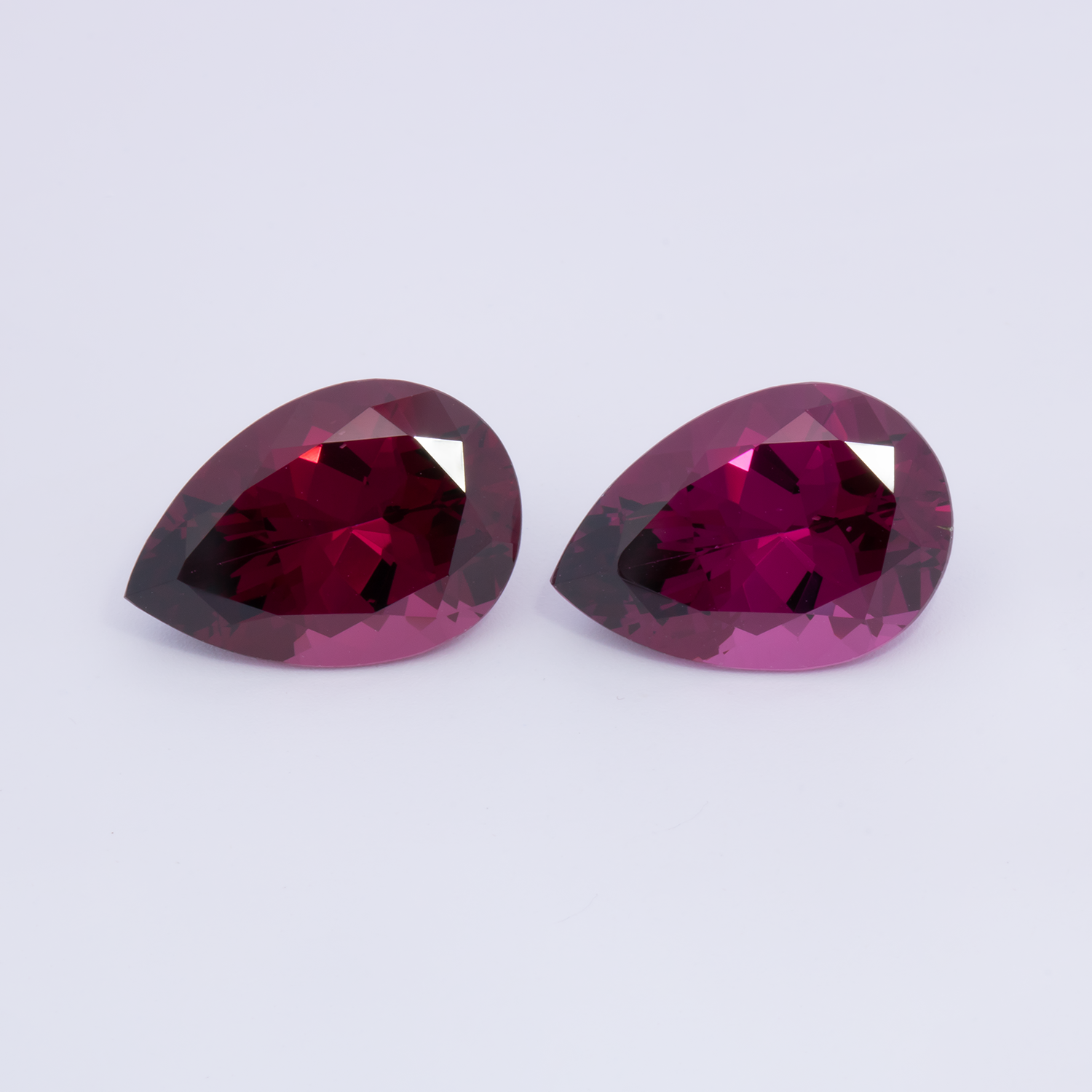 Royal Purple Garnet Paar - rot, birnform, 14.5x10 mm, 13.13 cts, Nr. RP94006