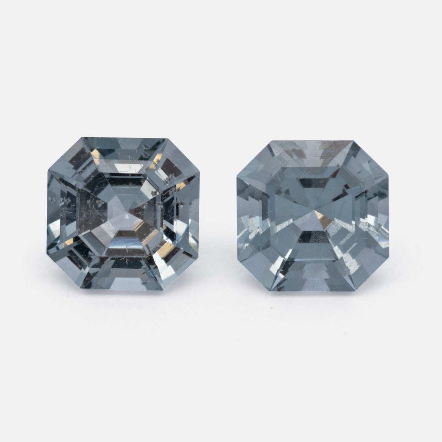 Spinell Paar - grau, asscher, 5.0x5.0 mm, 1.3 cts, Nr. SP90148